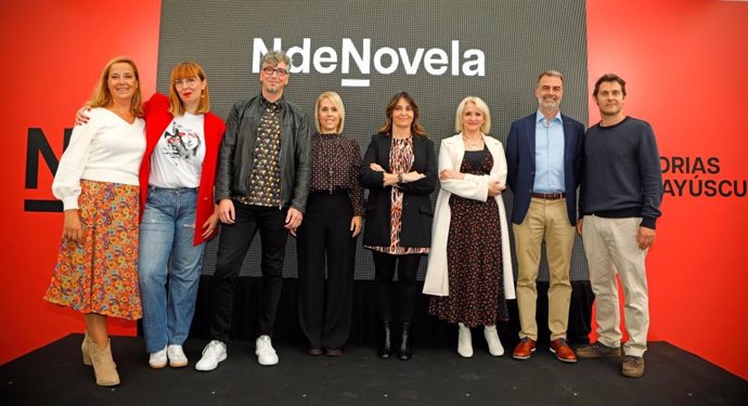 De Izquierda A Derecha Mónica De Cristóbal, Lara Serodio, Benito Olmo, Ane Odriozola, Edurne Cadelo, Yolanda Cruz, Yves D. Villegas Y Cristian Schleu, Autores De Ndnovela