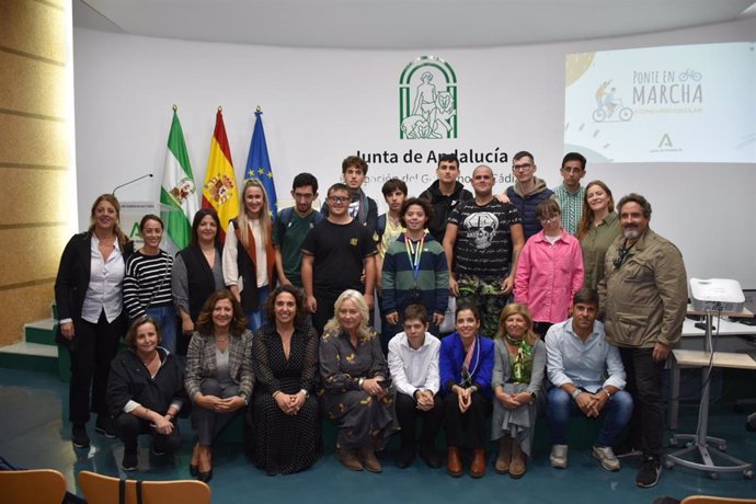 La delegada del Gobierno de la Junta de Andalucía en Cádiz, Mercedes Colombo, recibe a alumnado y profesorado del centro de educación especial Virgen del Pilar de Sanlúcar de Barrameda, ganadores del premio Ponte en Marcha de la Junta de Andalucía.