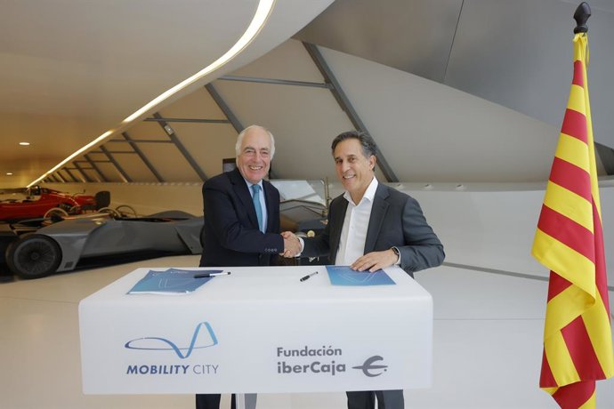 El director general de Fundación Ibercaja, José Luis Rodrigo, y el director general de Ingesan, José Antonio de Cachavera, han firmado el convenio por el que OHLA pasa a ser socio de Mobility City.