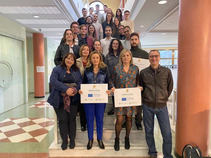 Representantes de la UJA, tutores y jóvenes investigadores.