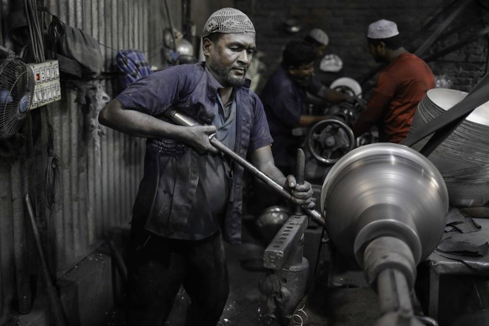 Archivo - Una fabrica de pulido de plata en Daca, Bangladesh.