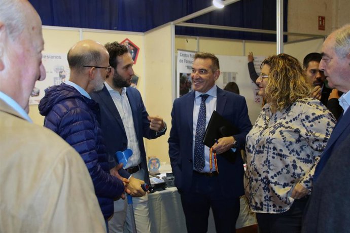El presidente de la Diputación Provincial de Huesca (DPH) y alcalde de Monzón, Isaac Claver, inaugura la Feria de Empleo y FP Dual.