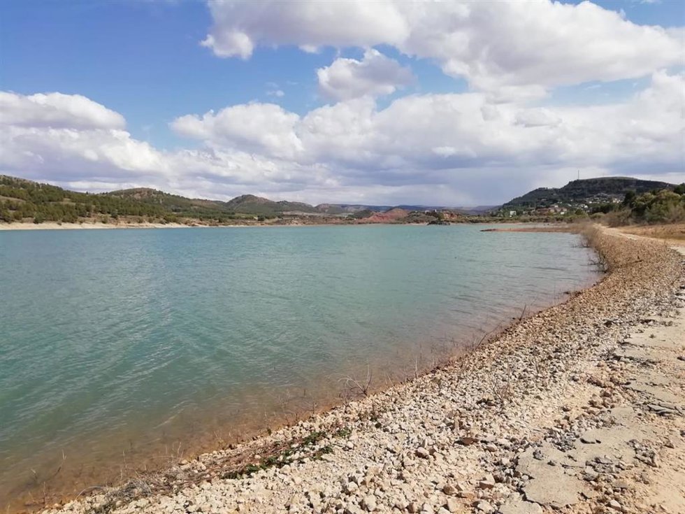 Archivo - Uno de los embalses de la cuenca del Ebro.