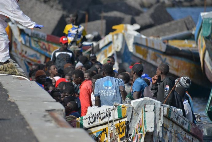 Uno de los cayucos que ha llegado al puerto de La Restinga, a 23 de octubre de 2023, en El Hierro, Santa Cruz de Tenerife, Tenerife, Canarias (España). 