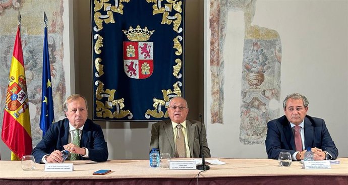 El consejero de Cultura, Turismo y Deporte, Gonzalo Santonja (centro), junto al director general de Turismo, Ángel González Pieras, y el director de la Fundación Siglo, Luis Barbado.