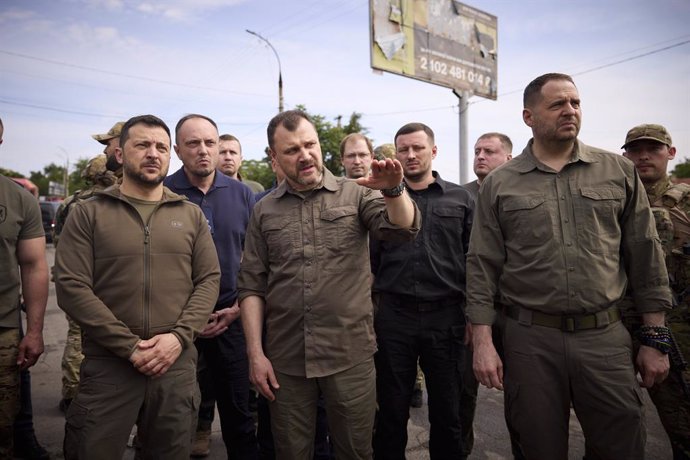 Archivo - HANDOUT - 08 June 2023, Ukraine, Mykolaiv: Ukrainian President Volodymyr Zelenskyy listens to Interior Affairs Minister Ihor Klymenko about the situation after the Kakhovka hydroelectric power plant dam was sabotaged. Photo: -/Pool /Ukrainian 