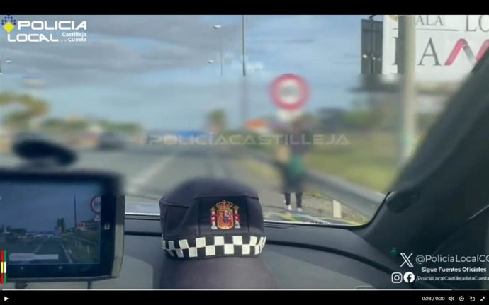 Imagen de la llegada de los agentes en busca del peatón