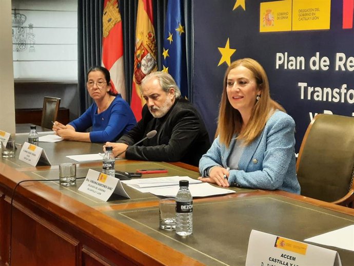 La delegada del Gobierno, el delegado territorial de ACCEM y la subdelegada del Gobierno en Valladolid.
