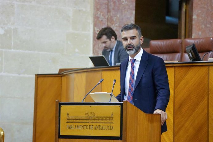 El consejero de Sostenibilidad, Medio Ambiente y Economía Azul y portavoz del Gobierno, Ramón Fernández-Pacheco, durante su intervención en el pleno. A 25 de octubre de 2023, en Sevilla (Andalucía, España). Primera Jornada de Pleno en la que se incluye 