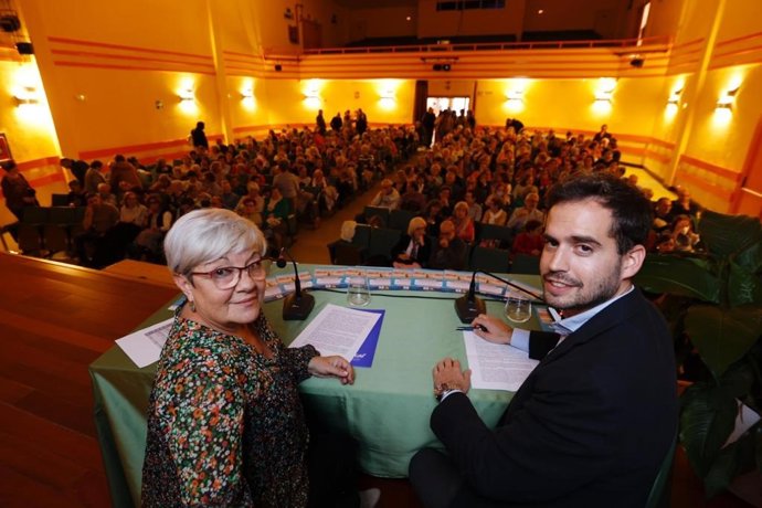 El concejal de Personas Mayores, Servicios Sociales y Familia, Rodrigo Nieto (dcha), en la inauguración del curso del programa 'Aprendizaje a lo largo de la vida'.