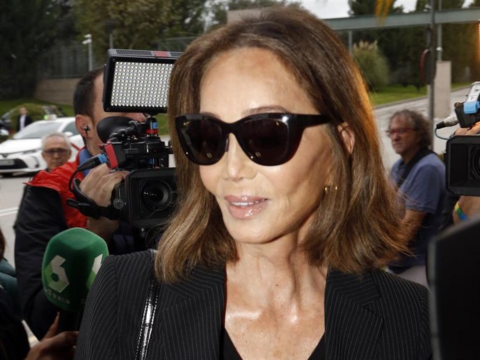 ISABEL PREYSLER EN EL TANATORIO DE FERNANDO FERNÁNDEZ TAPIAS
