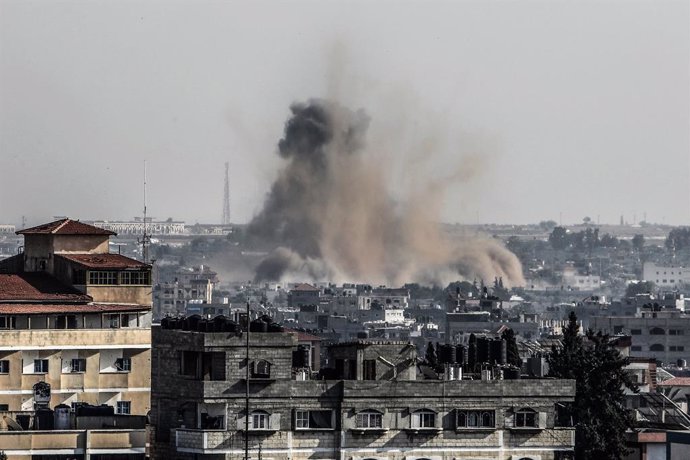 25 October 2023, Palestinian Territories, Rafah: Smoke rising after an Israeli air strike on the city of Rafah in the southern Gaza Strip. Photo: Abed Rahim Khatib/dpa