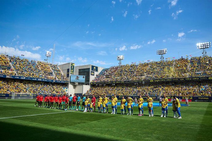 Players line up for a team photo during the Spanish league, La Liga EA Sports, football match played between Cadiz CF and Girona FC at Nuevo Mirandilla stadium on October 7, 2023, in Cadiz, Spain.