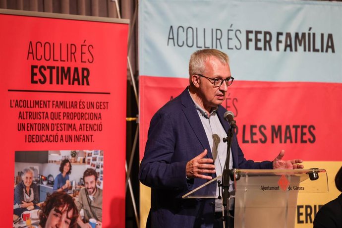 El director del Institut Catal de l'Acolliment i l'Adopció (ICAA), Josep Maria Forné, en la presentación de una campaña para impulsar las familias de acogida
