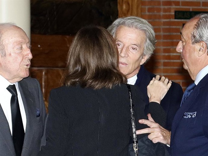 Isabel Preysler, Tomás Terry y Alfonso Díez acuden al tanatorio de La Paz para mostrar sus condolencias a la familia del empresario, Fernando Fernández Tapias, a 25 de octubre de 2023, en Tres Cantos (Madrid, España).