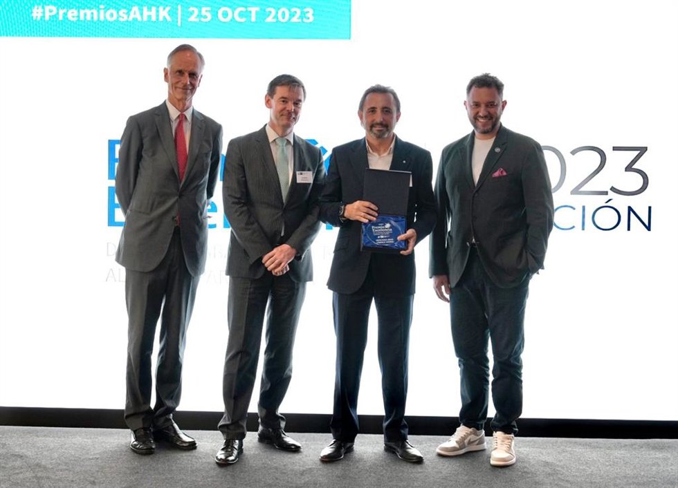 Iz-dcha: Walther von Plettenberg, director gerente de la Cámara Alemana, Ingo Stender, ministro de la Embajada Alemana para España, José Carlos Velasco, jefe de la División de montaje final de Mercedes-Benz Vitoria, y Osmar Polo, presidente de la Cámara