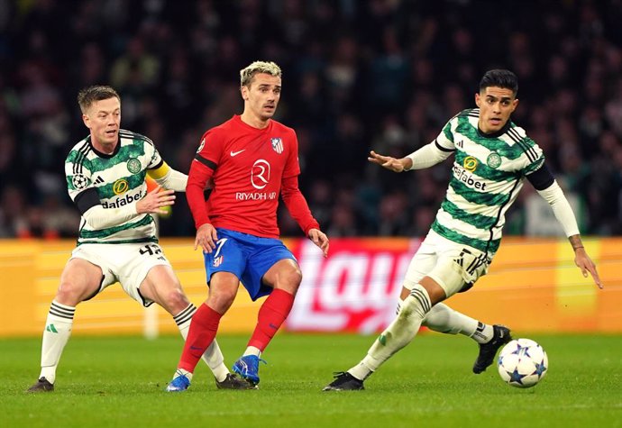 25 October 2023, United Kingdom, Glasgow: Celtic's Callum McGregor (L) and Luis Palma battle for the ball with Atletico Madrid's Antoine Griezmann (C) during the UEFA Champions League Group E soccer match between Celtic FC and Atletico Madrid at Celtic 