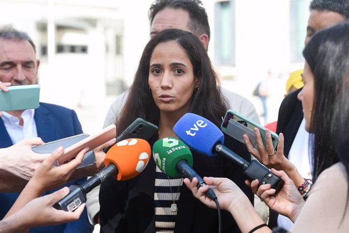 La diputada de Sumar, Tesh Sidi, atiende a los medios de comunicación en el exterior del Congreso de los Diputados, a 9 de octubre de 2023, en Madrid (España). 