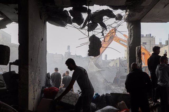 GAZA, Oct. 25, 2023  -- An excavator works on destroyed buildings after Israeli airstrikes in the Southern Gaza Strip city of Khan Younis, Oct. 25, 2023. The death toll of Palestinians from Israeli airstrikes on the Gaza Strip has risen to 6,546, the Hama