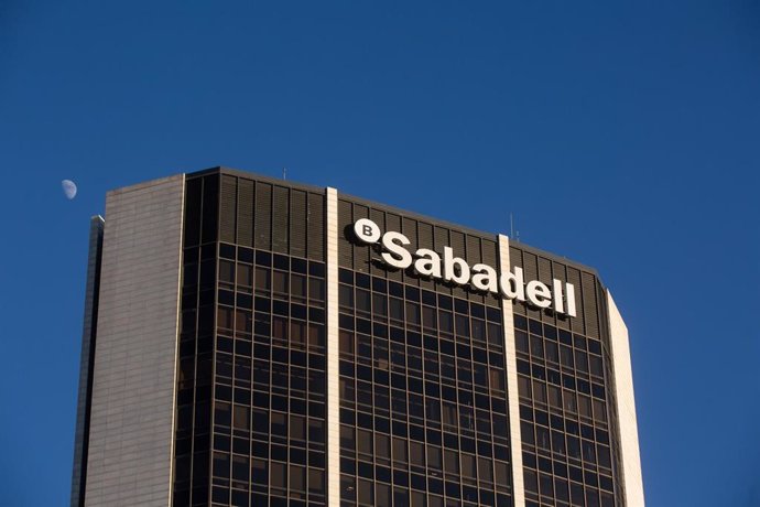 Archivo - Fachada de la sede del Banco Sabadell en la Avenida Diagonal de Barcelona, a 11 de enero de 2022, en Barcelona, Cataluña (España).