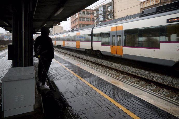 Archivo - Lluvias en la estación de tren de Badalona, a 7 de febrero de 2023, en Badalona, Barcelona, Catalunya (España). 