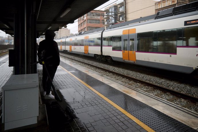 Archivo - Pluges en l'estació de tren de Badalona, a 7 de febrer de 2023, a Badalona, Barcelona, Catalunya (Espanya). 