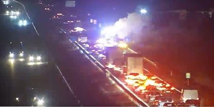 Retenciones en la A-92 a la altura de Mairena del Alcor (Sevilla) por un vehículo incendiado