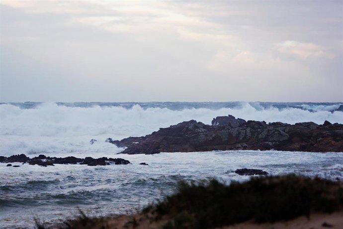 Playa de Doñinos, a 20 de octubre de 2023, en Ferrol, A Coruña, Galicia (España). La Xunta ha activado para hoy la alerta roja por temporal costero en el litoral Norte y Noroeste de la provincia de A Coruña, incluyendo la ciudad, y en la costa lucense, 
