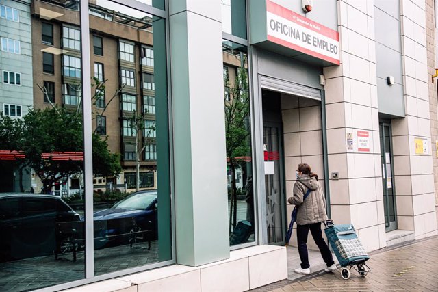 Archivo - Una mujer entra a la Oficina de Empleo de Méndez Álvaro, el mismo día en que han anunciado una subida del paro en 70.900 personas entre enero y marzo de 2022, a 28 de abril de 2022, en Madrid (España). Este aumento de parados supone casi un 2,3%