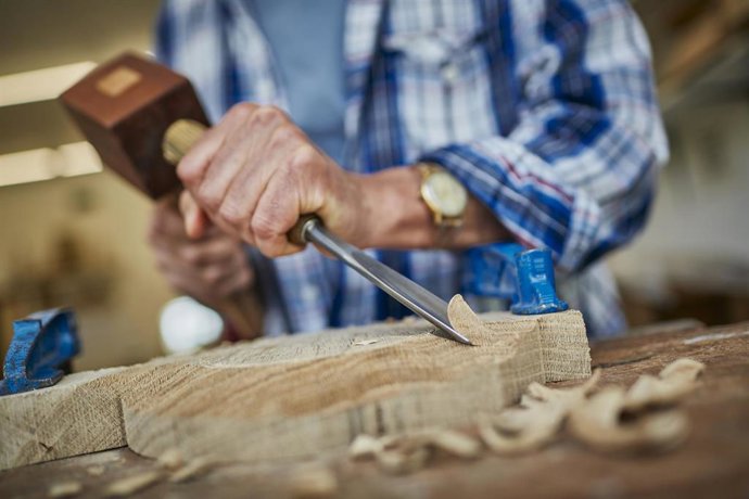 Archivo - Una persona trabaja con madera en la EASD Antonio Faílde, a 19 de mayo de 2023, en Ourense, Galicia (España). El pasado 29 de abril, el presidente del Gobierno, Pedro Sánchez, anunció una inversión de 1.300 millones de euros para impulsar y me