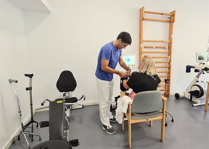 Archivo - Una usuaria con daño cerebral adquirido en la residencia y centro de día de Son Güells