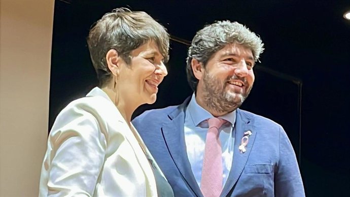 El presidente de la Comunidad, Fernando López Miras, recibe el Lazo Rosa Amiga que otorga la Asociación Murciana para la Ayuda a Mujeres con Cáncer de Mama (Amiga)