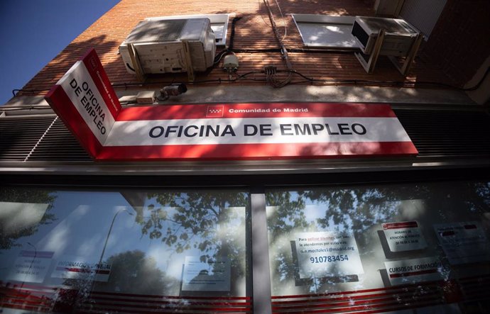 Fachada de una oficina de empleo, a 10 de octubre de 2023, en Madrid (España). 