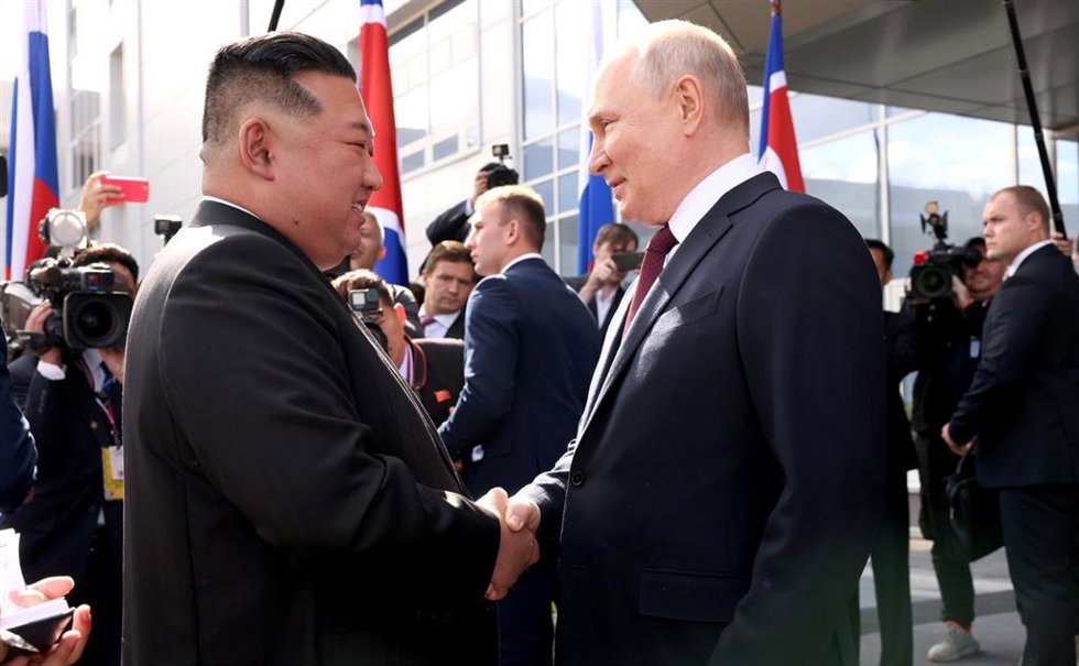 Archivo - El líder de Corea del Norte, Kim Jong Un (i), y el presidente de Rusia, Vladimir Putin (d)