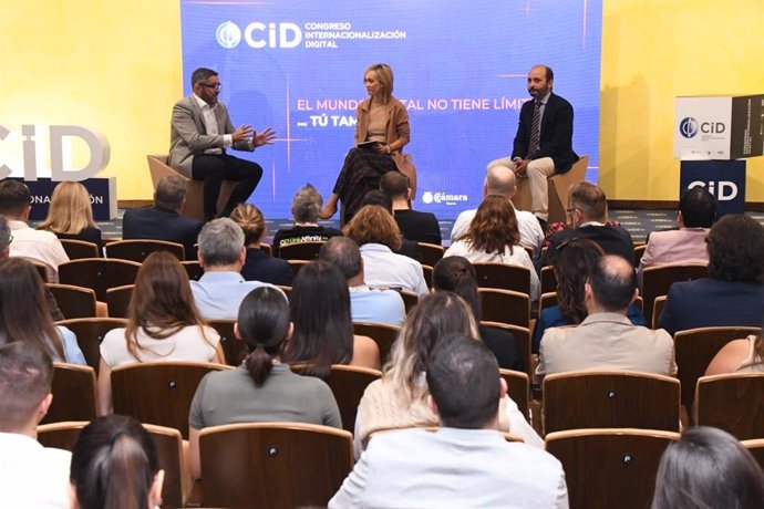 El director del Info, Joaquín Gómez, y el presidente de la Cámara de Comercio de Murcia, Miguel López, han inaugurado el Congreso de Internacionalización Digital.