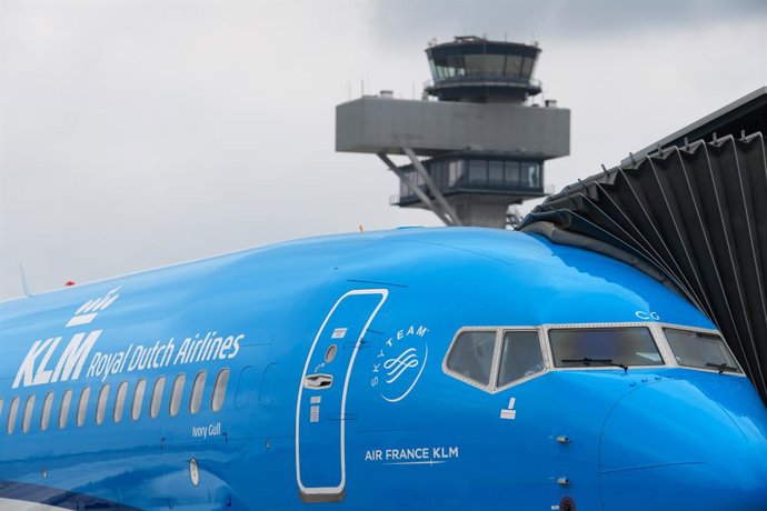 Archivo - FILED - 14 July 2021, Brandenburg, Schoenefeld: A KLM (Royal Dutch Airlines) Air France Boeing 737 "Ivory Gull" aircraft stands on the apron of Berlin Brandenburg Airport Willy Brandt during take-off preparation. Photo: Soeren Stache/dpa-Zentr