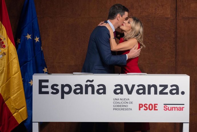 El presidente del Gobierno en funciones, Pedro Sánchez y la líder de Sumar y vicepresidenta segunda del Gobierno y ministra de Trabajo en funciones, Yolanda Díaz, se abrazan tras firmar un acuerdo para un Gobierno de coalición progresista, en un acto pú