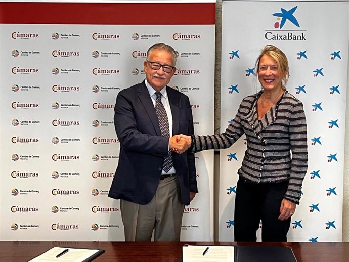 El presidente de la Cámara de Comercio de Mallorca, Eduardo Soriana, y  la directora territorial de CaixaBank en Baleares, María Cruz Rivera.