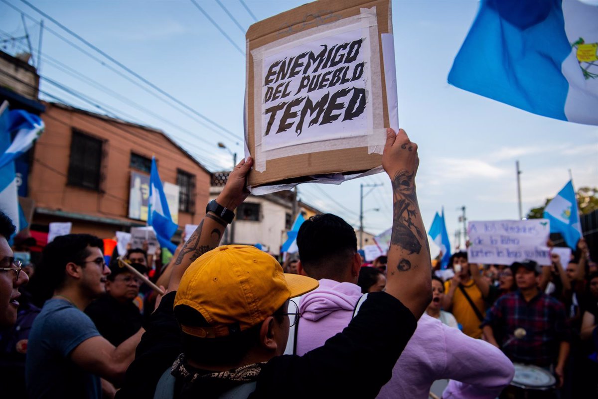 Política guatemalteca reúne a líderes indígenas mientras avanzan protestas contra impuestos