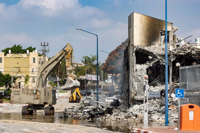 Una grúa destruye una comisaría en Sderot, en el sur de Israel, tras los ataques ejecutados el 7 de octubre por el Movimiento de Resistencia Islámica (Hamás)