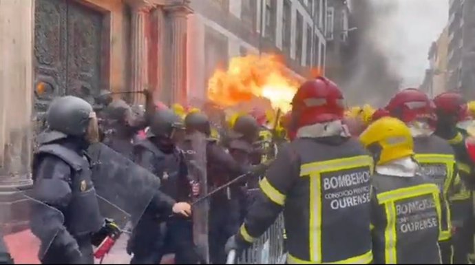 Tensión entre 'antidisturbios' de la Policía y bomberos de la Diputados de Ourense en una protesta 