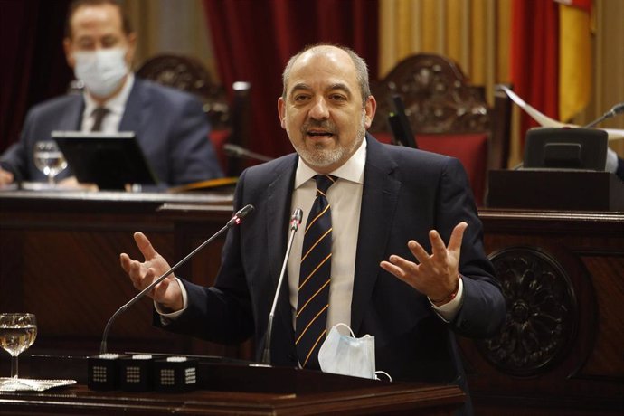 Archivo - El diputado de Vox en el Parlament de Baleares, Sergio Rodríguez, interviene durante una sesión plenaria en el Parlament en una imagen de archivo