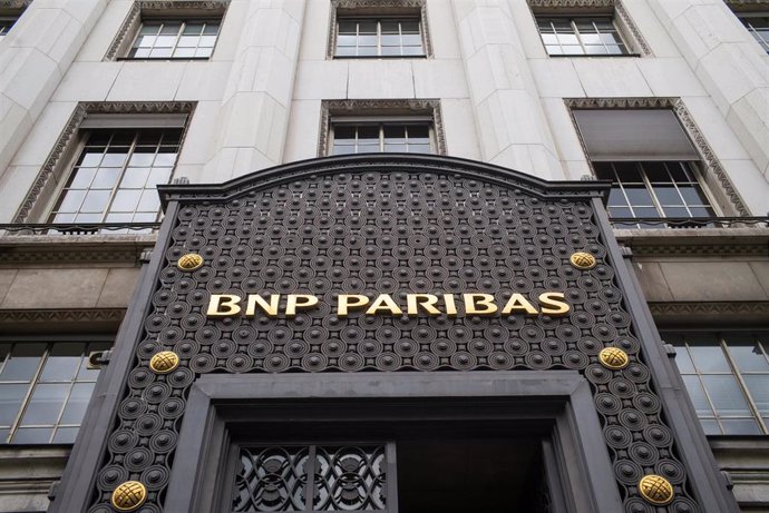 Archivo - FILED - 28 June 2016, France, Paris: The logo of French bank BNP Paribas is seen above the entrance of their main branch. French bank BNP Paribas has agreed to sell its retail and commercial banking activities in the United States to Canadian 