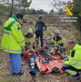 La Guardia Civil auxilia a una persona de avanzada edad tras sufrir una caída en el monte y a un senderista que sufrió un accidente