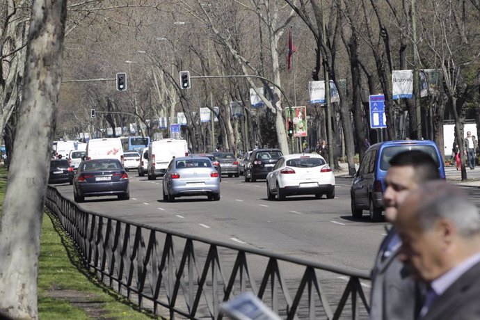 Archivo - Coches circulando por la carretera en Madrid. 