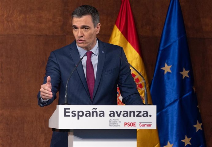 El presidente del Gobierno en funciones, Pedro Sánchez, comparece tras la firma de un acuerdo con la líder de Sumar y vicepresidenta segunda del Gobierno y ministra de Trabajo en funciones, para un Gobierno de coalición.