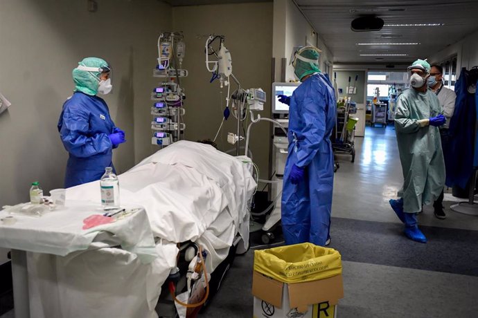 Archivo - 19 March 2020, Italy, Brescia: Medical staff treating a patient in the corridor of the intensive care unit of the hospital of Brescia amid the Coronavirus outbreak. Photo: Claudio Furlan/LaPresse via ZUMA Press/dpa