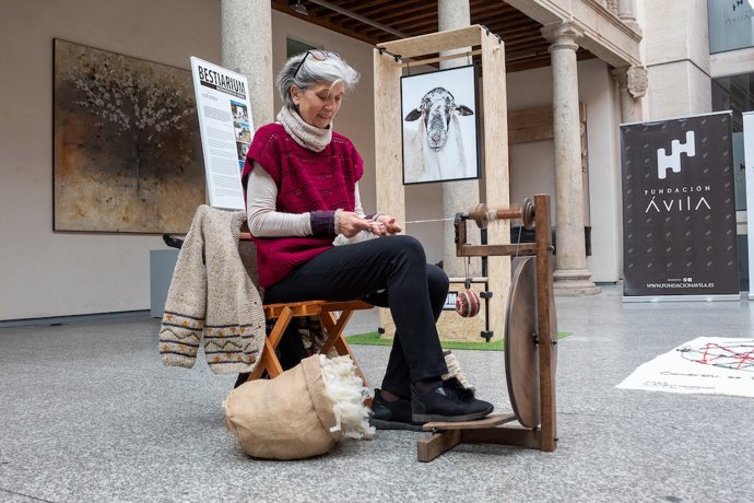 Archivo - Blanca Fernández Navas hila en una feria en Ávila.