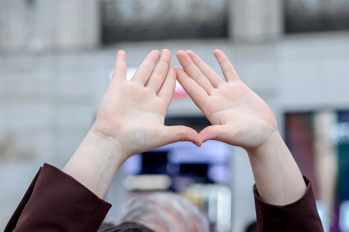 Archivo - Una mujer protesta haciendo un símbolo feminista con las manos durante una concentración por los 40 feminicidios en 2023 en la Puerta del Sol, a 2 de junio de 2023, en Madrid (España). Desde el inicio del año 2023, se han contabilizado 40 femi