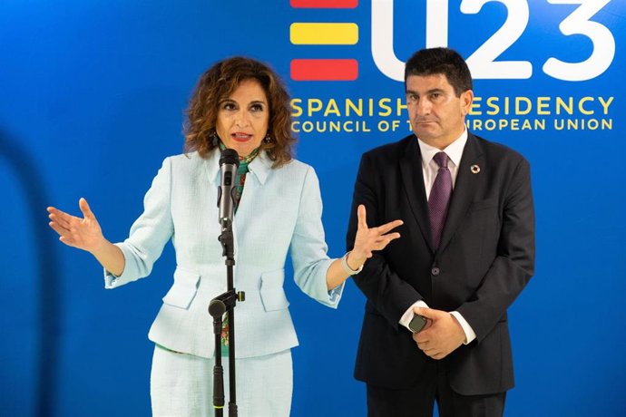 La ministra de Hacienda en funciones, María Jesús Montero, y el delegado del Gobierno en Galicia, Pedro Blanco, este jueves en Santiago de Compostela.